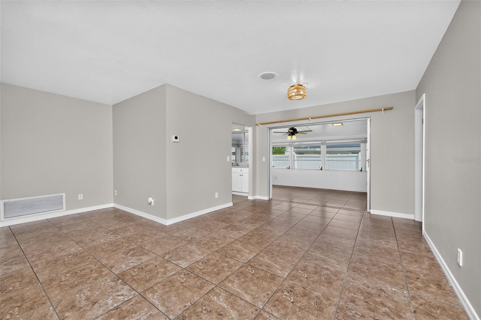 559 MOUNT VERNON DR — photo 18