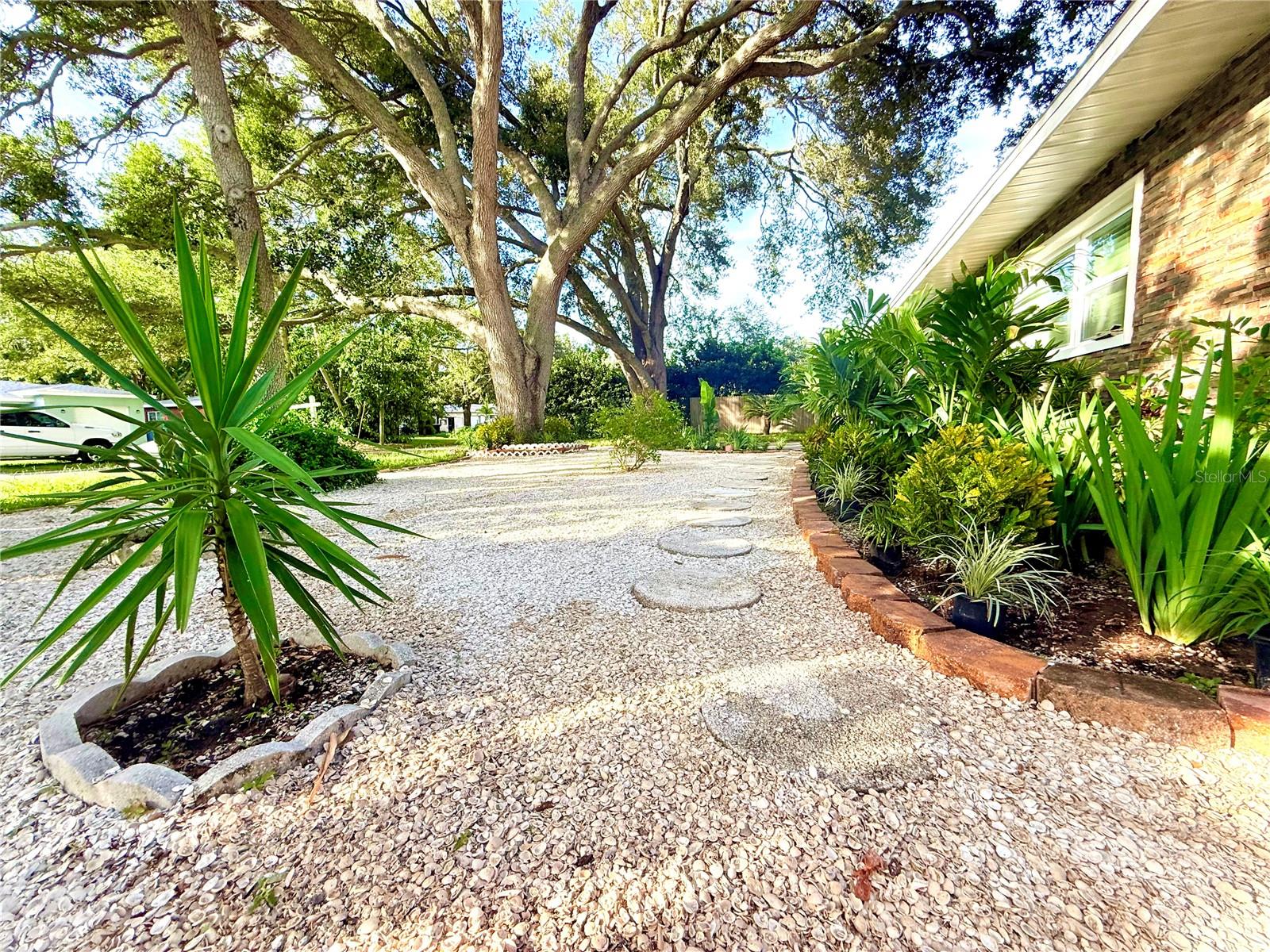 1557 ROBINSON DR N — photo 3