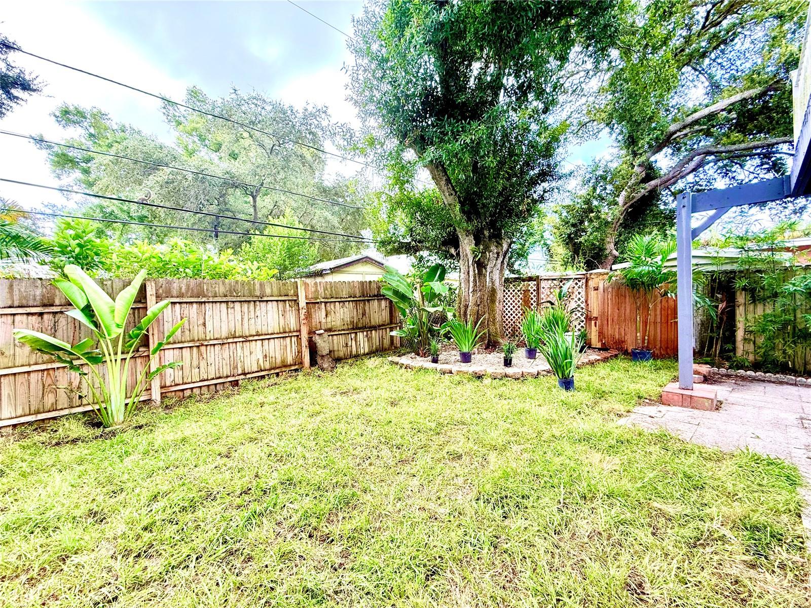 1557 ROBINSON DR N — photo 37