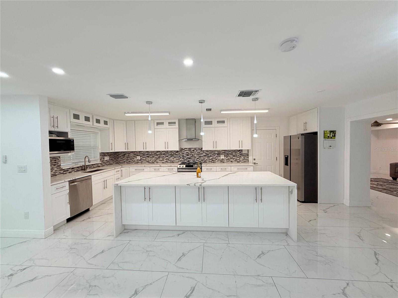 1557 ROBINSON DR N — photo 2