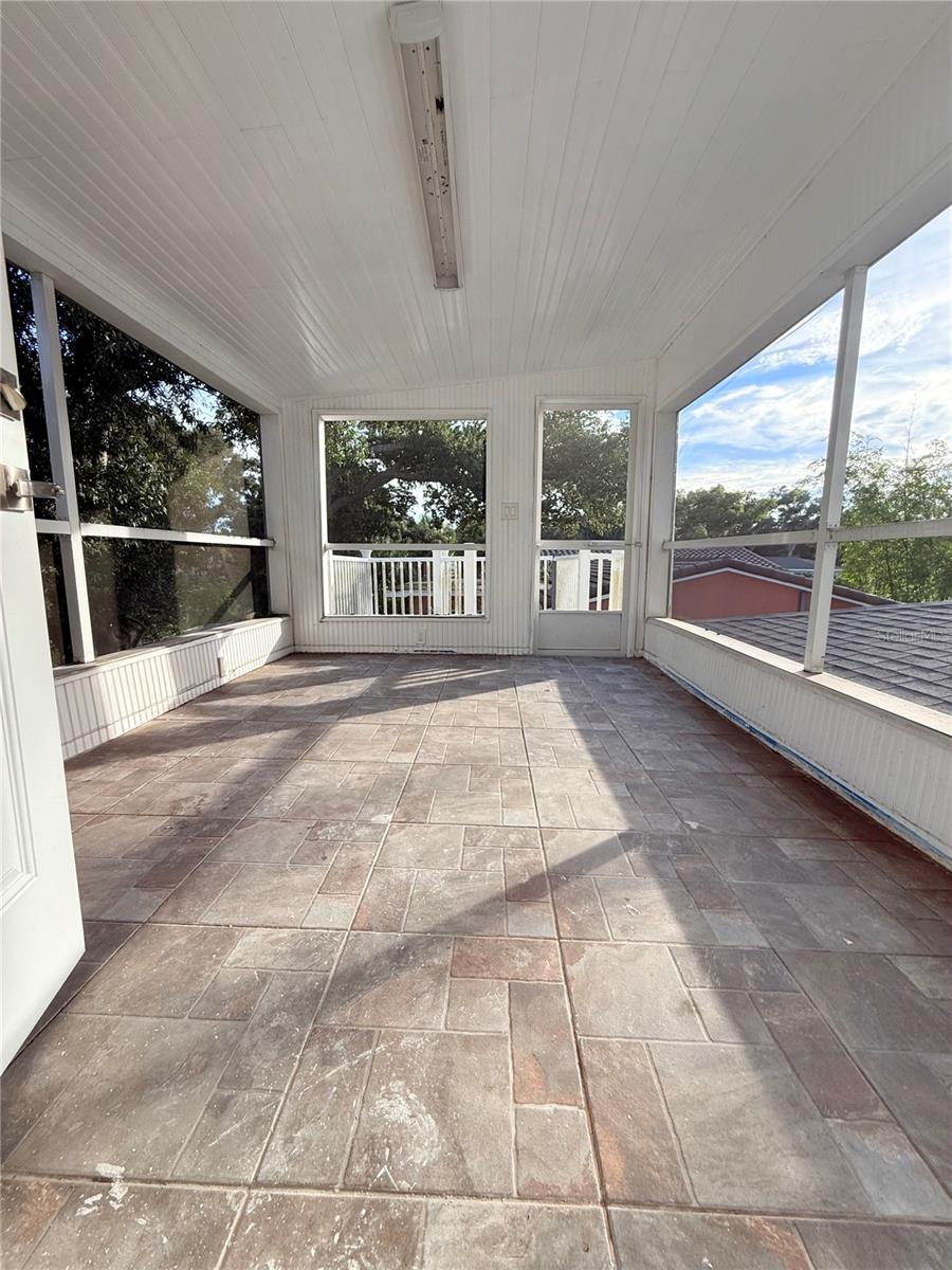 1557 ROBINSON DR N — photo 35