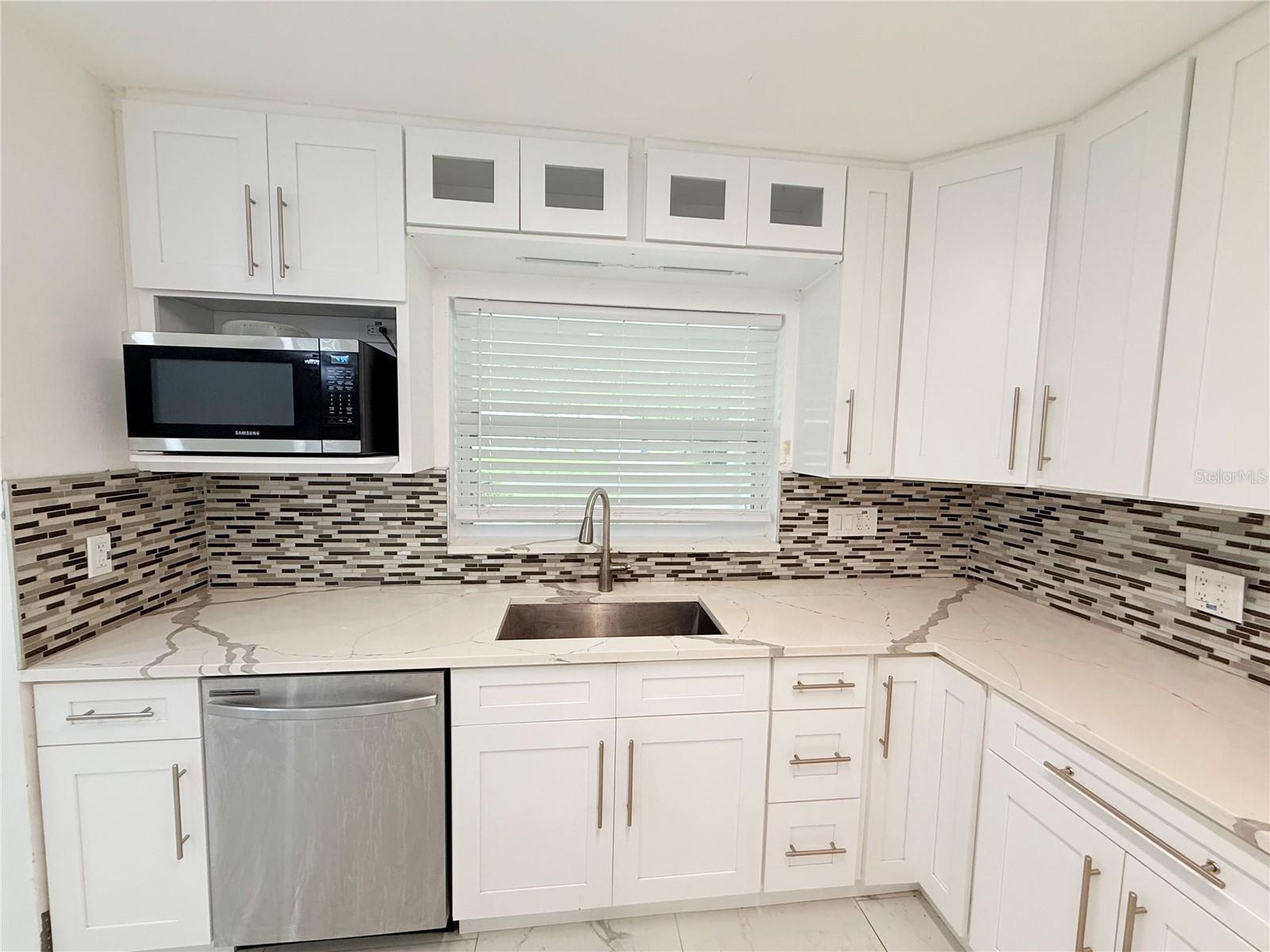 1557 ROBINSON DR N — photo 8