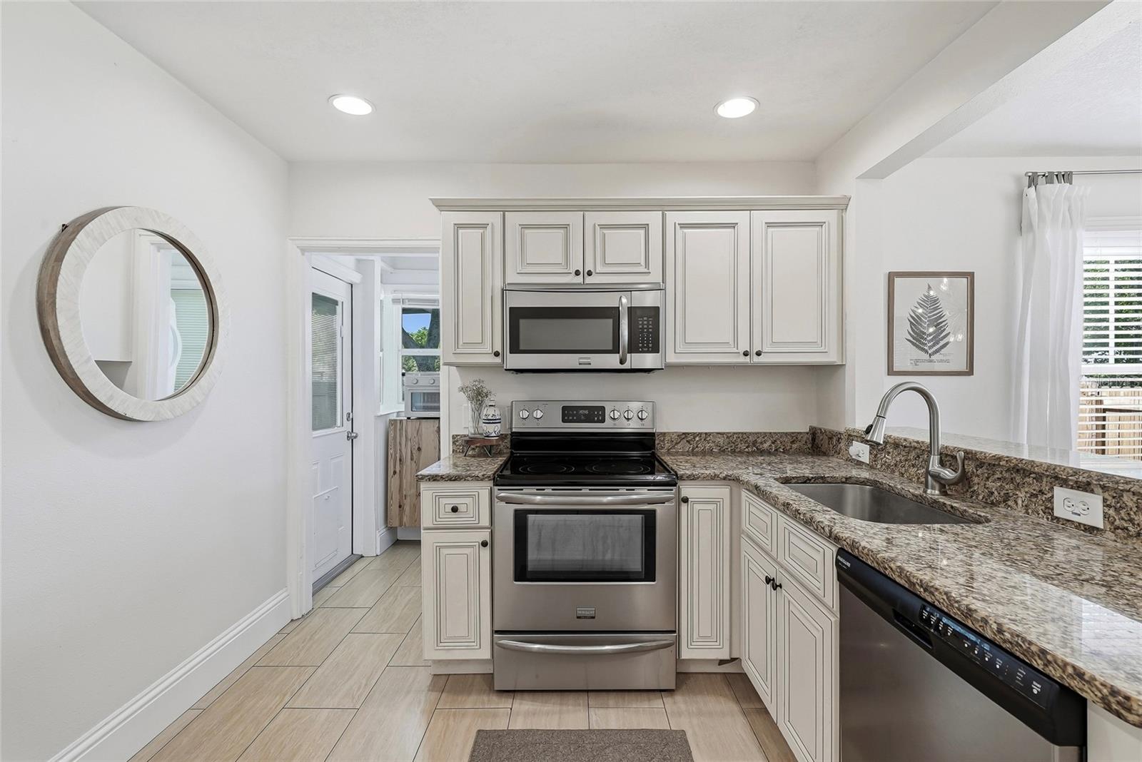 6031 HOBSON ST NE — photo 15