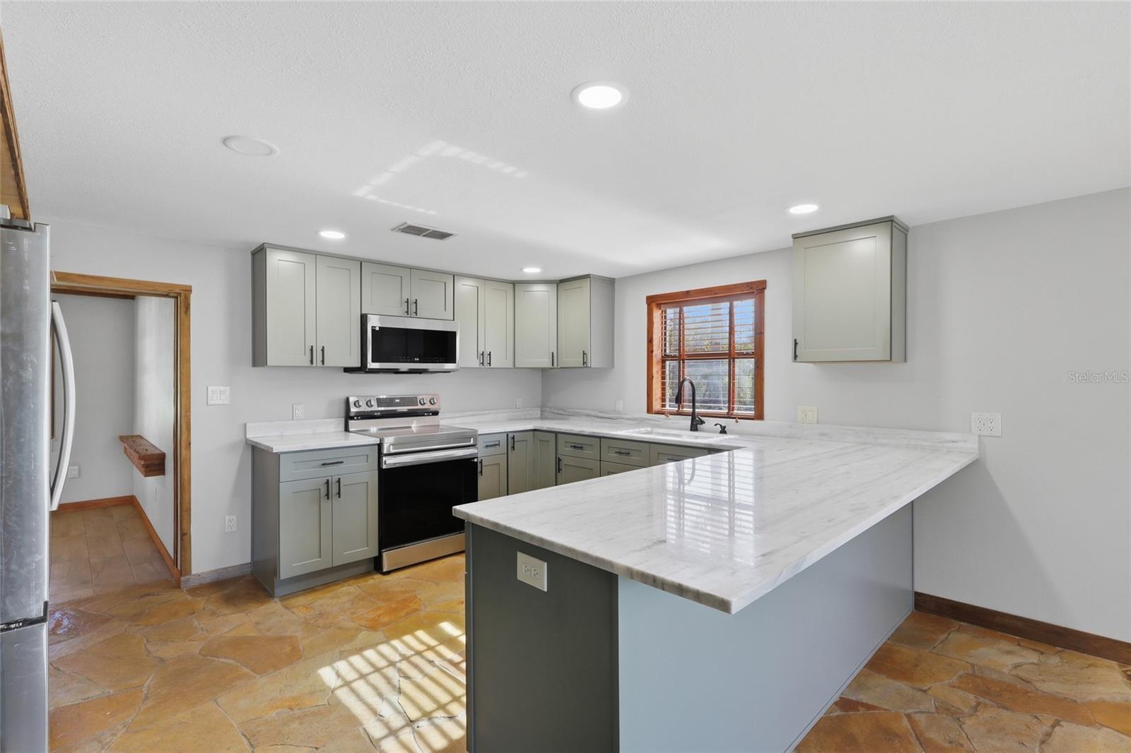 37715 DIXIE AVE — photo 4