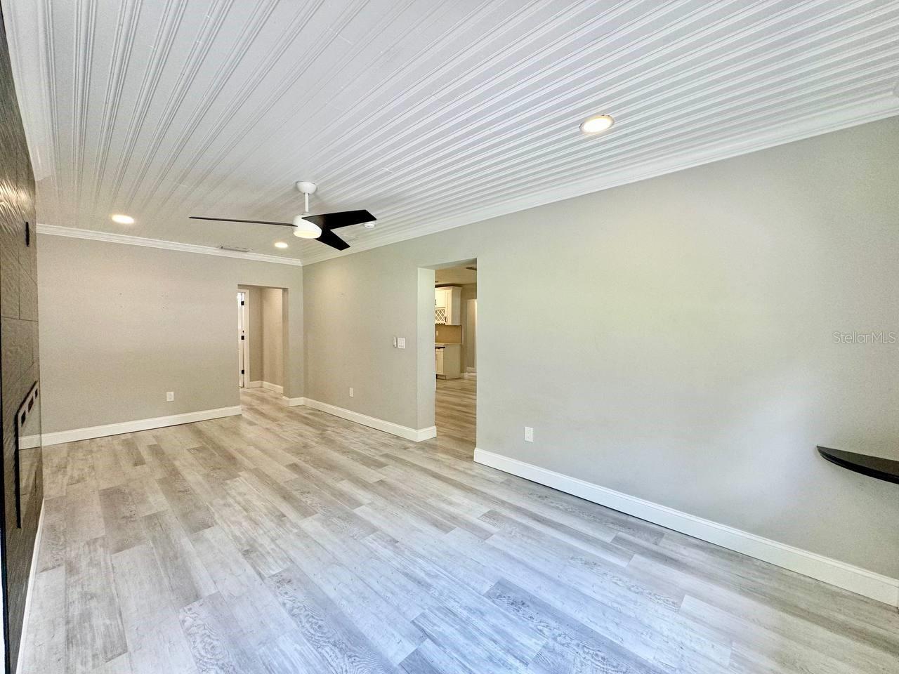 1918 E SHADOWLAWN AVE — photo 12