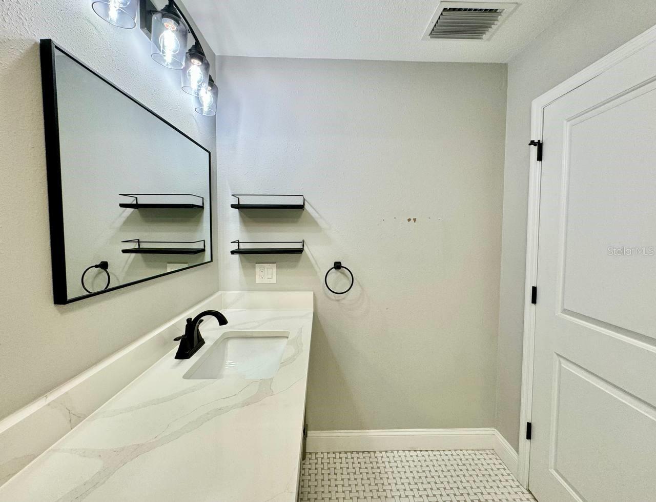 1918 E SHADOWLAWN AVE — photo 18