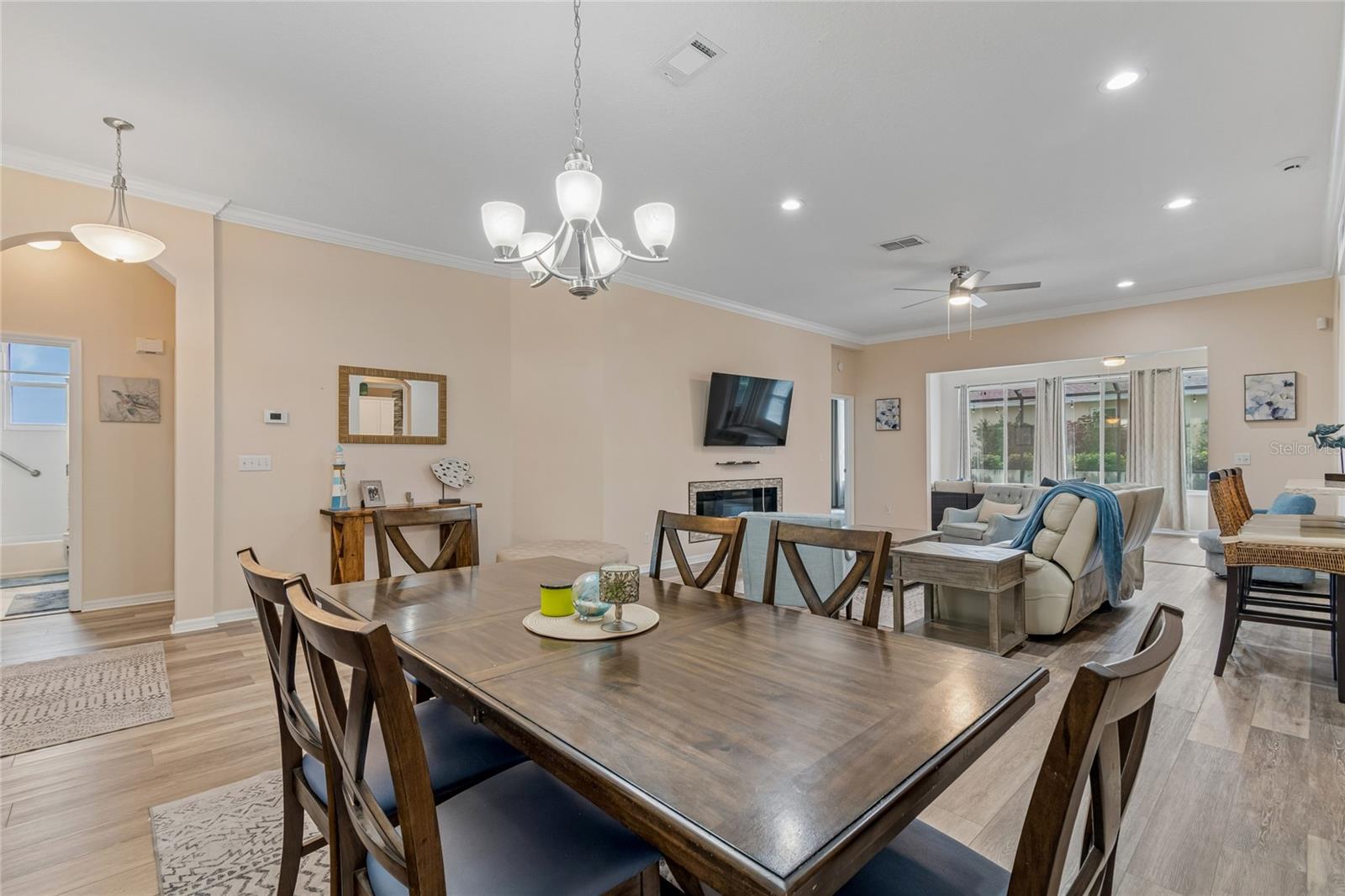 1119 VILLEROY DR — photo 8