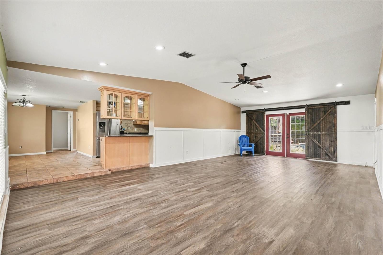 805 W COLLEGE AVE — photo 2