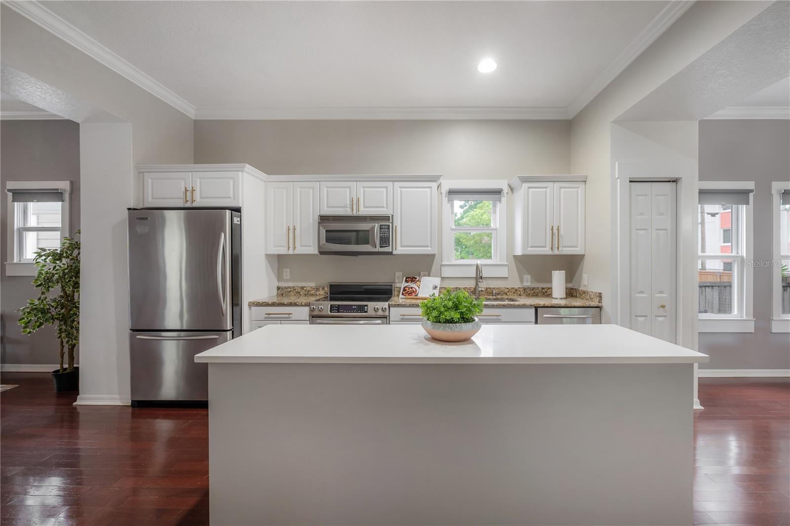 412 E AMELIA AVE — photo 8
