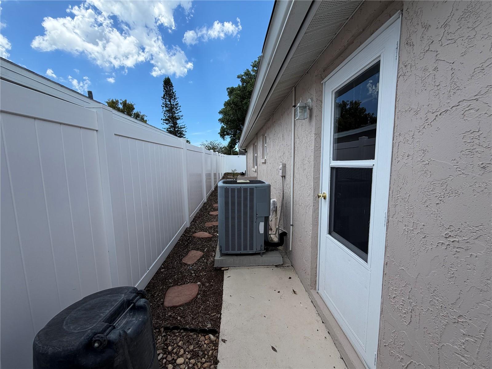 9135 GREENBRIAR LN — photo 4
