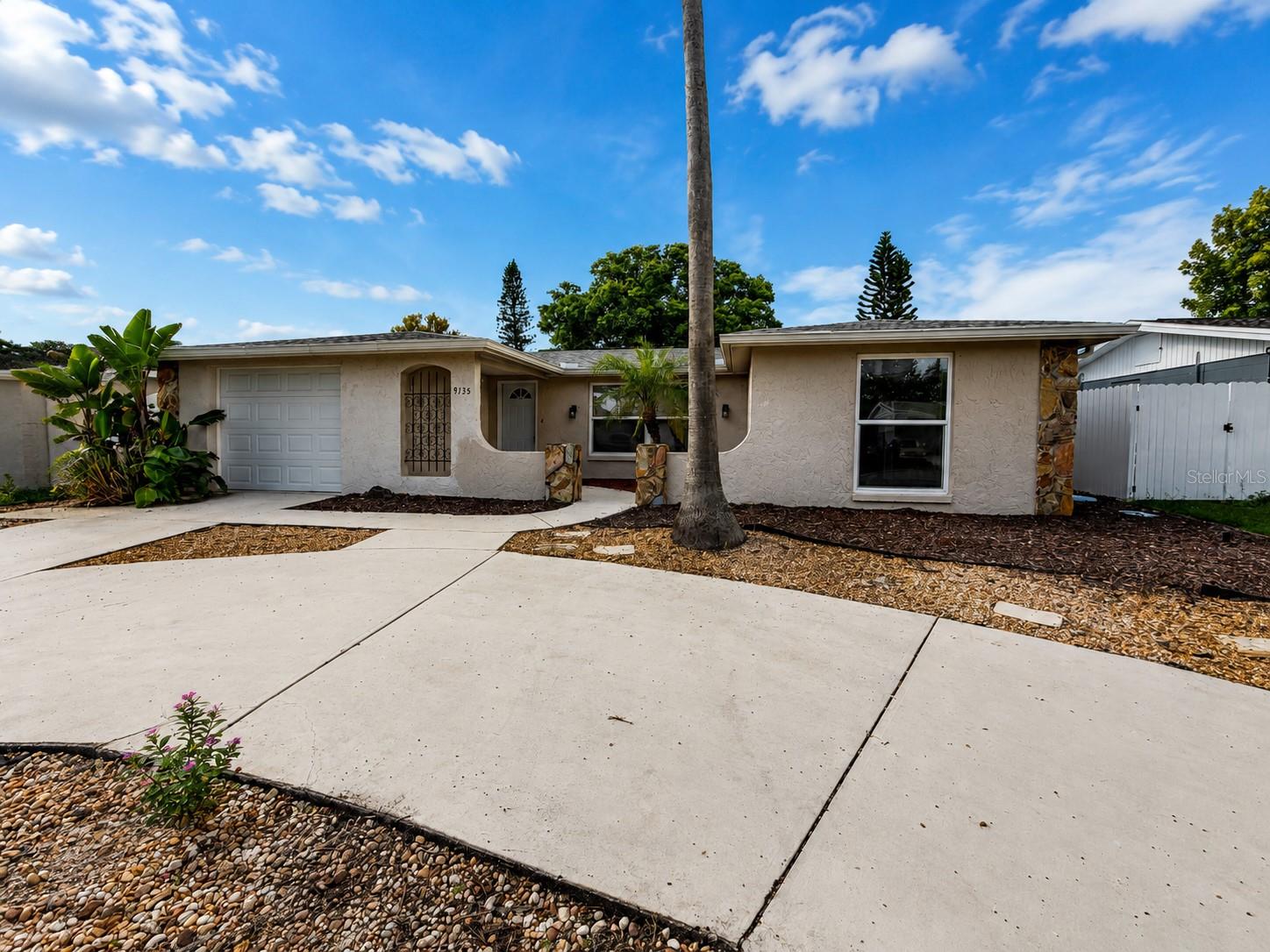 9135 GREENBRIAR LN — photo 3
