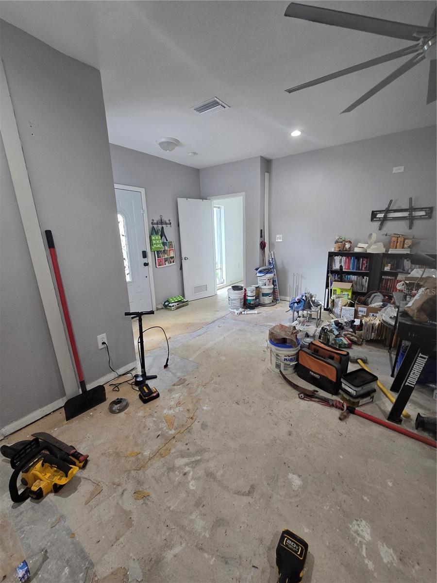 908 GRAND CENTRAL ST — photo 2