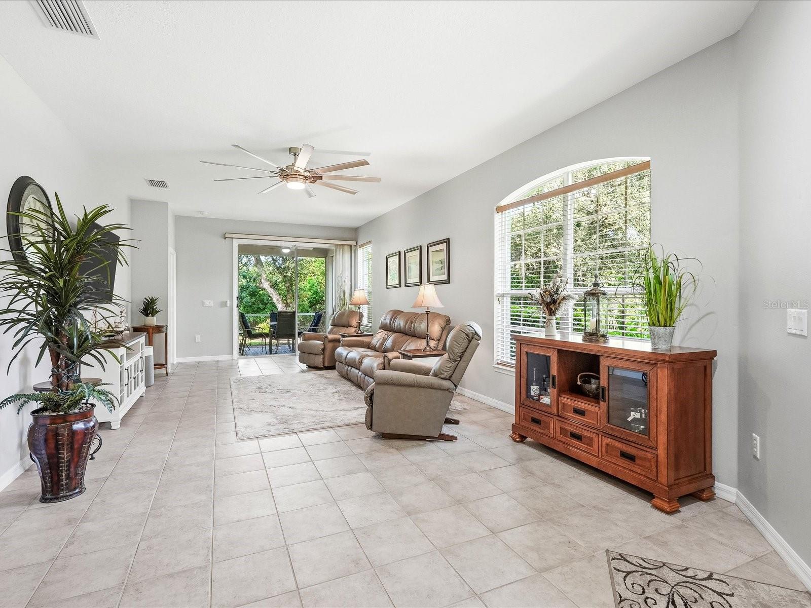 4693 WHISPERING OAKS DR — photo 8