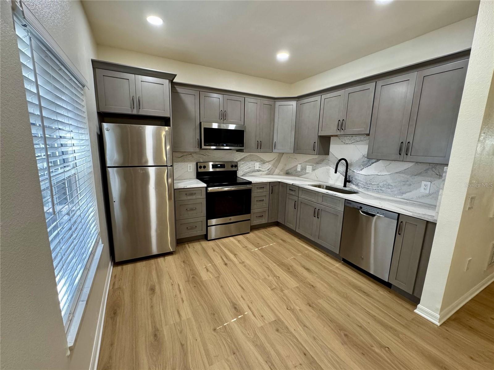 7702 PLANTATION CIR — photo 2