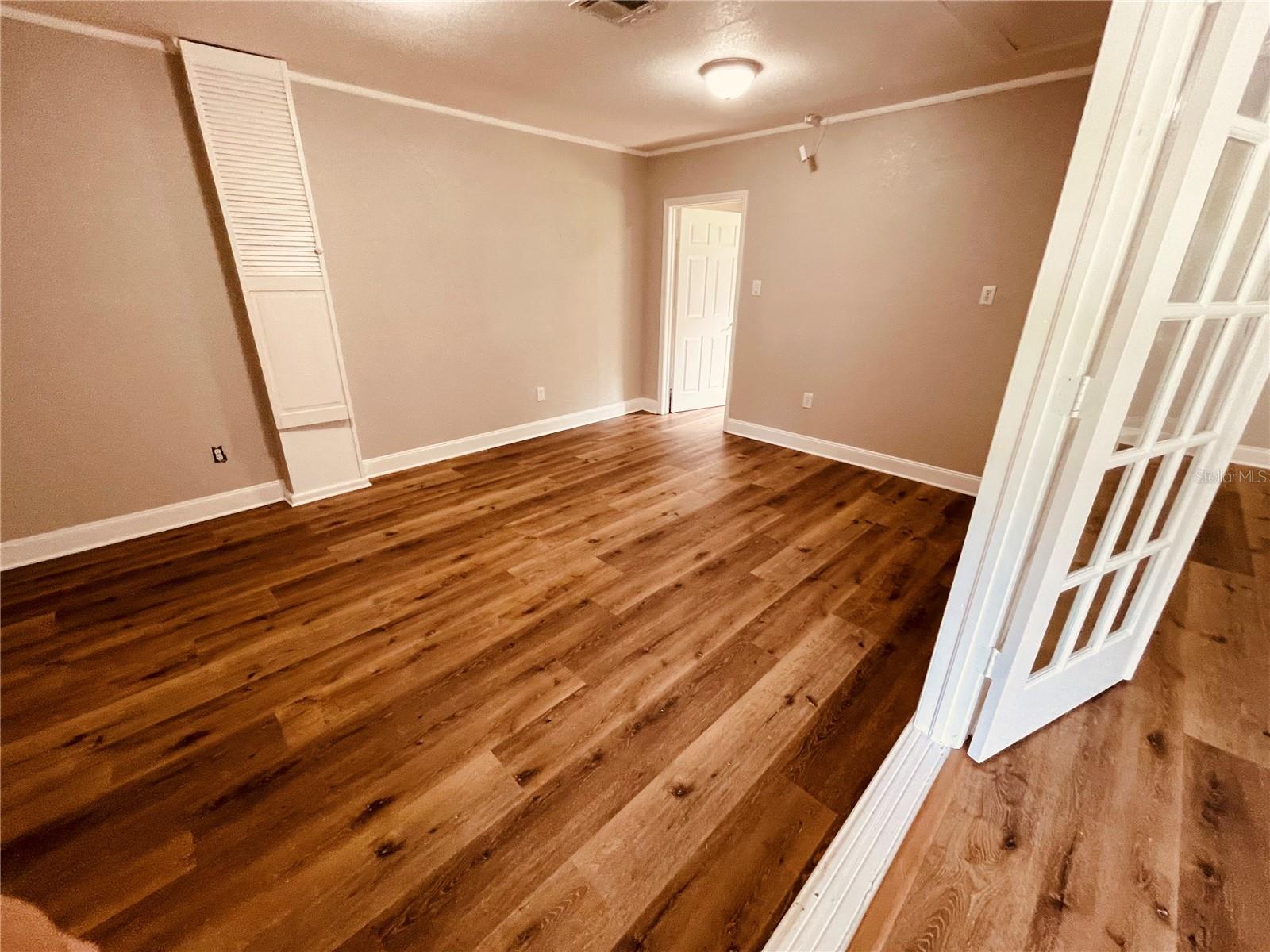 3210 LAUREL LN — photo 4