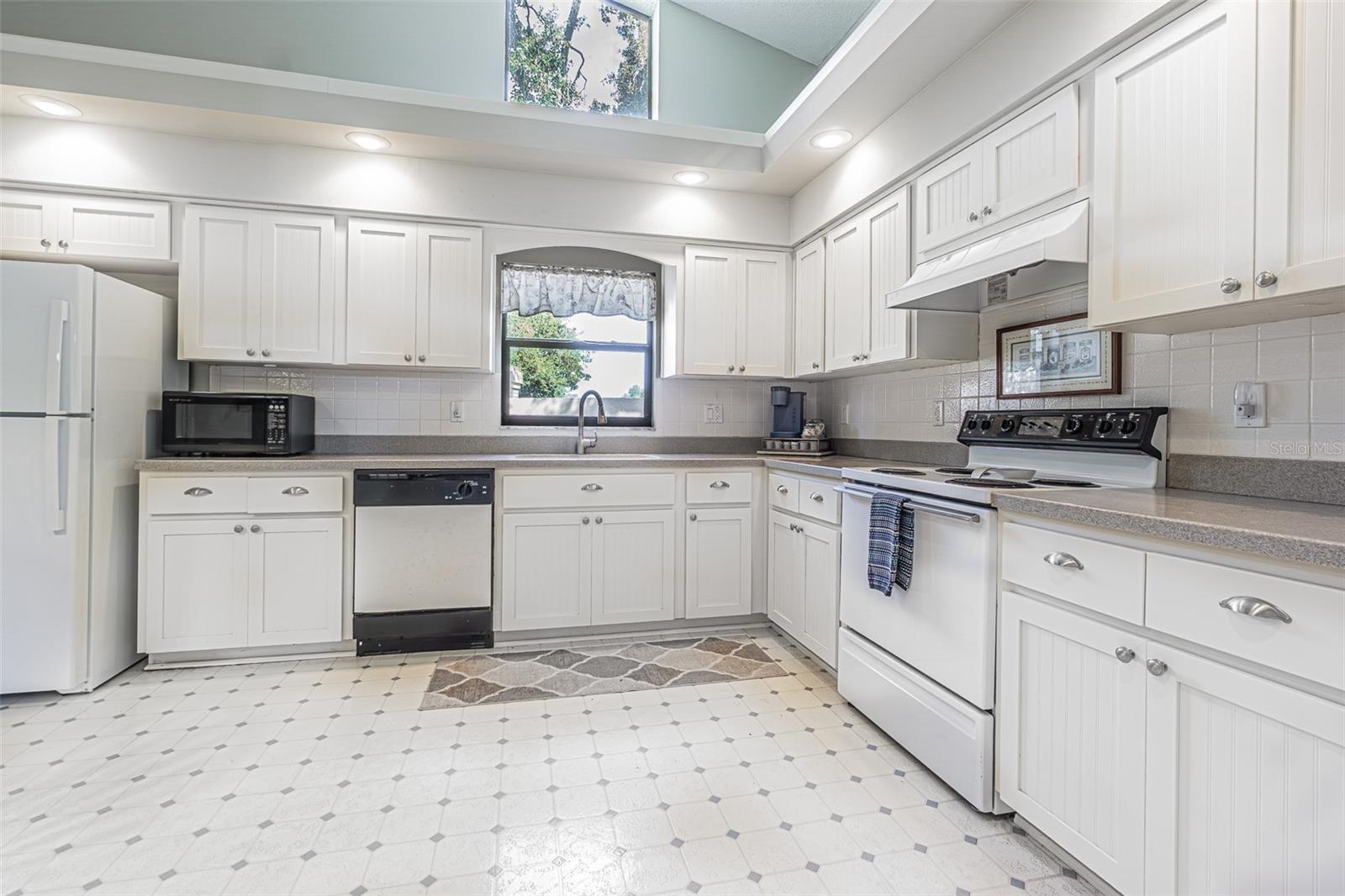 13837 LEROUX DR — photo 3