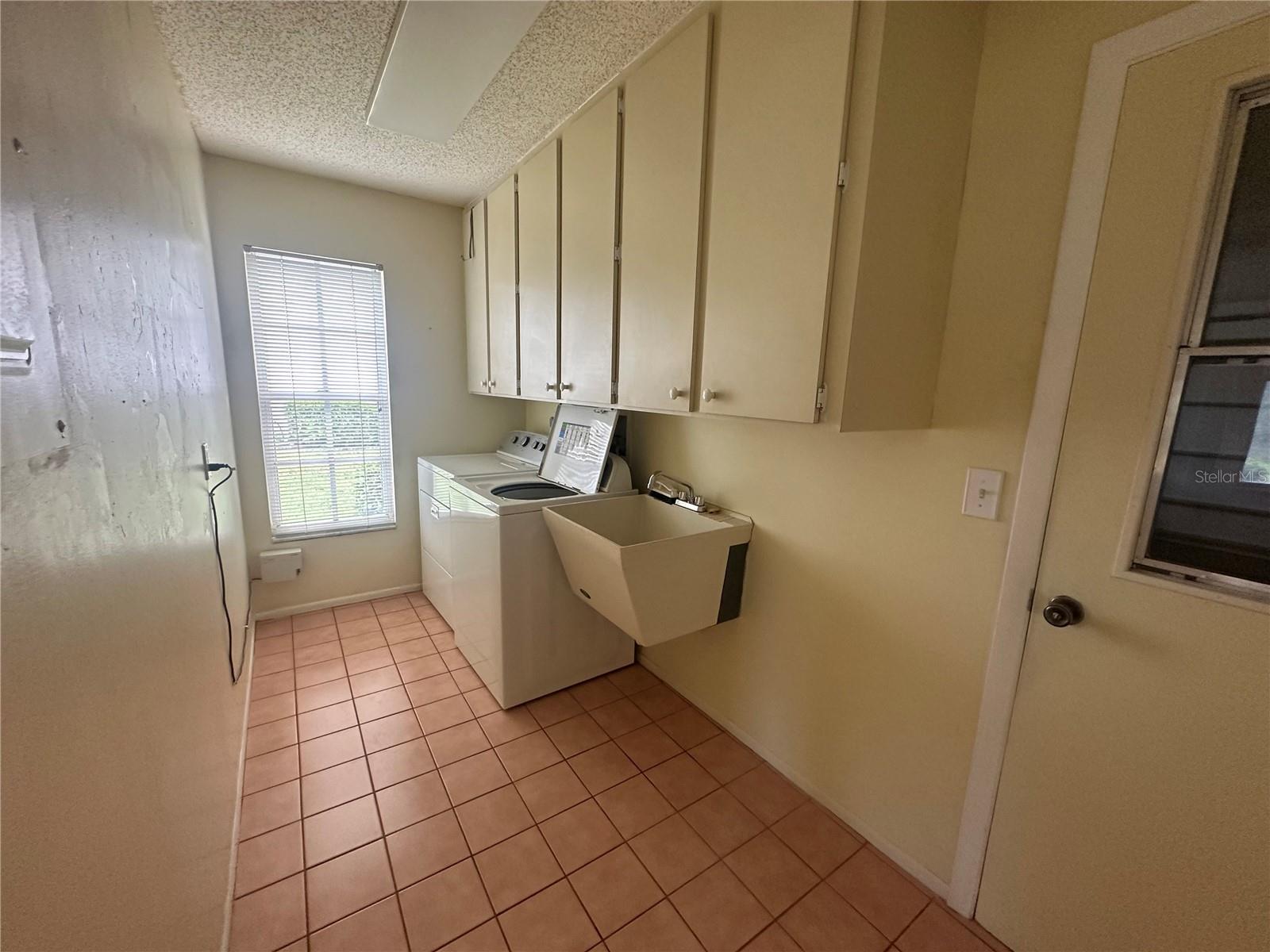 4242 OAKHURST CIR E — photo 11