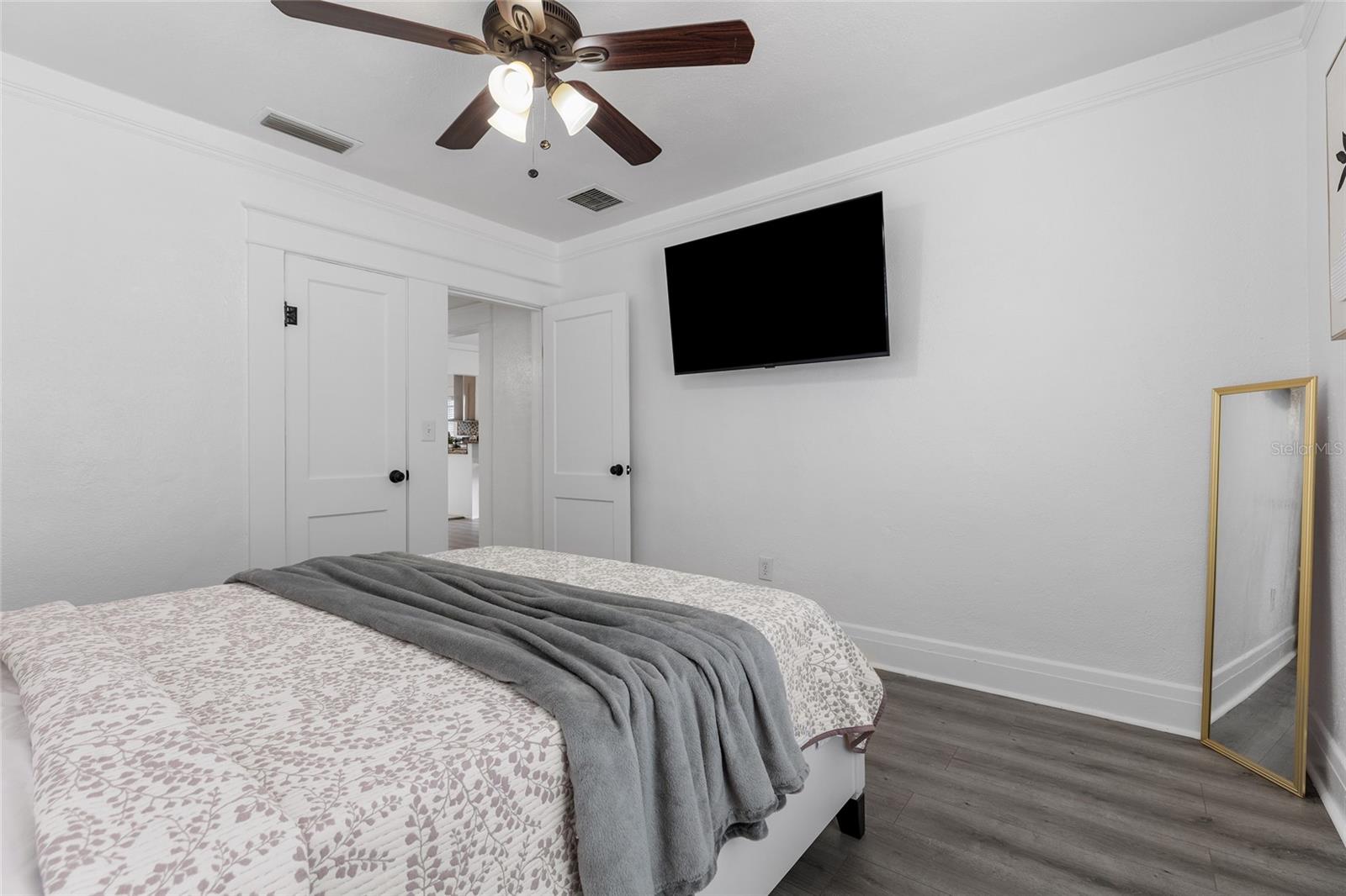 710 E BROAD ST — photo 14