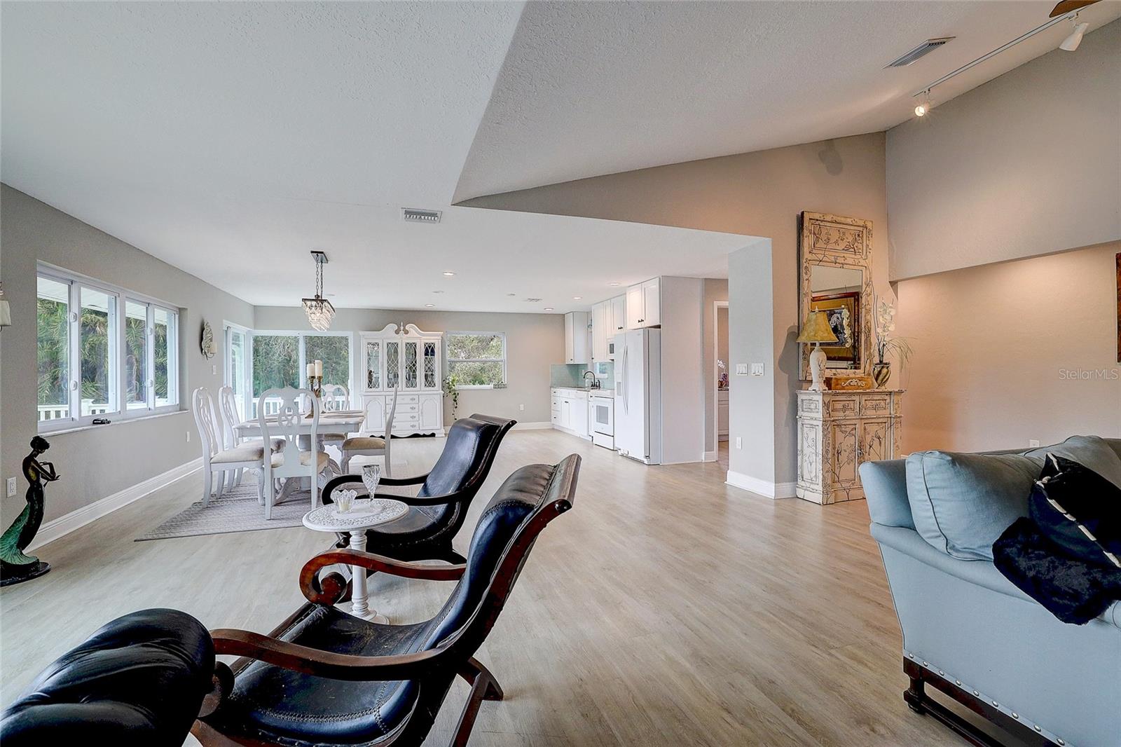 3214 N SECLUSION DR — photo 11