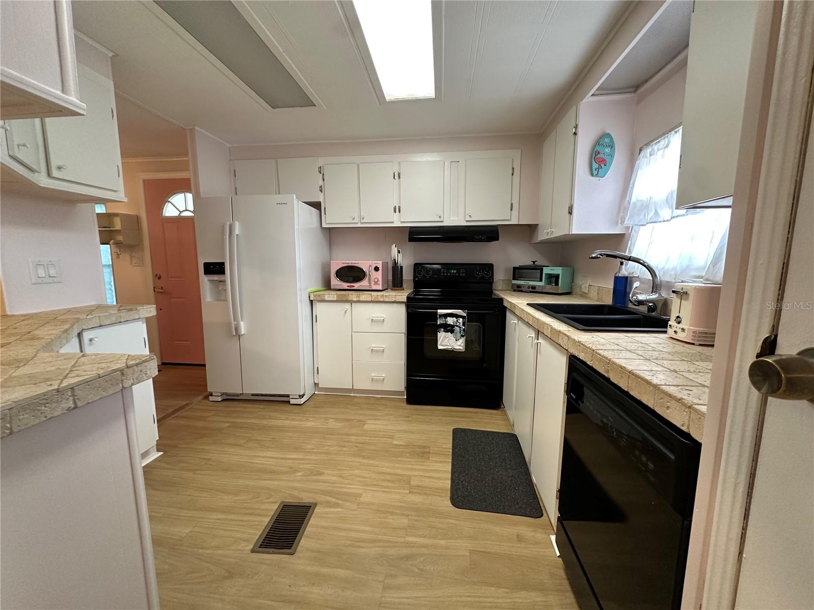 283 APRICOT ST — photo 2