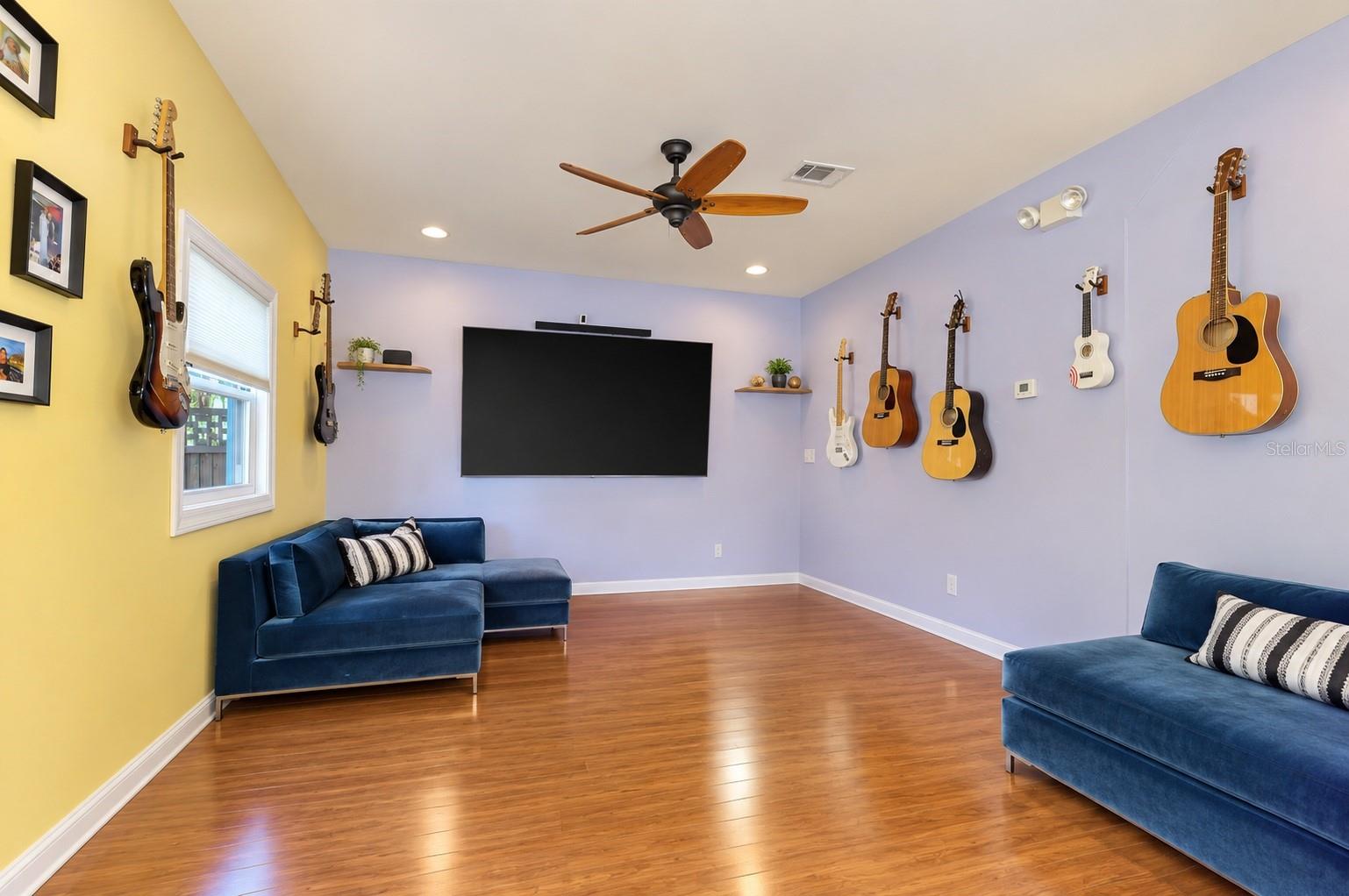 530 W GREEN ST — photo 28