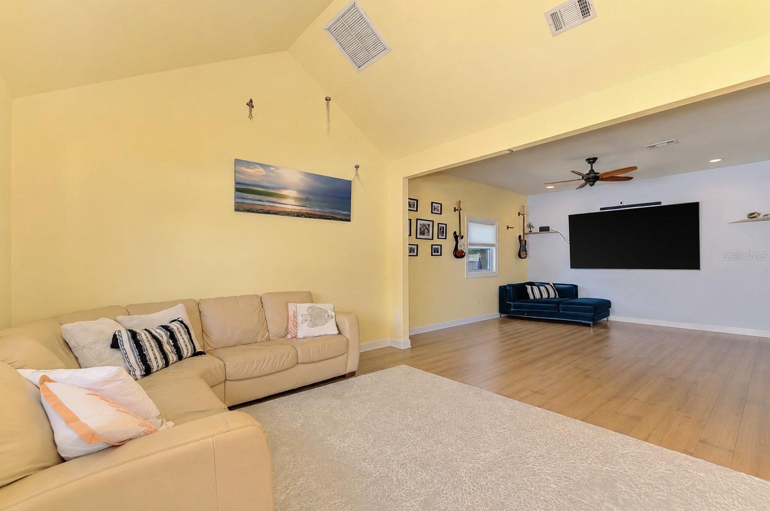 530 W GREEN ST — photo 25