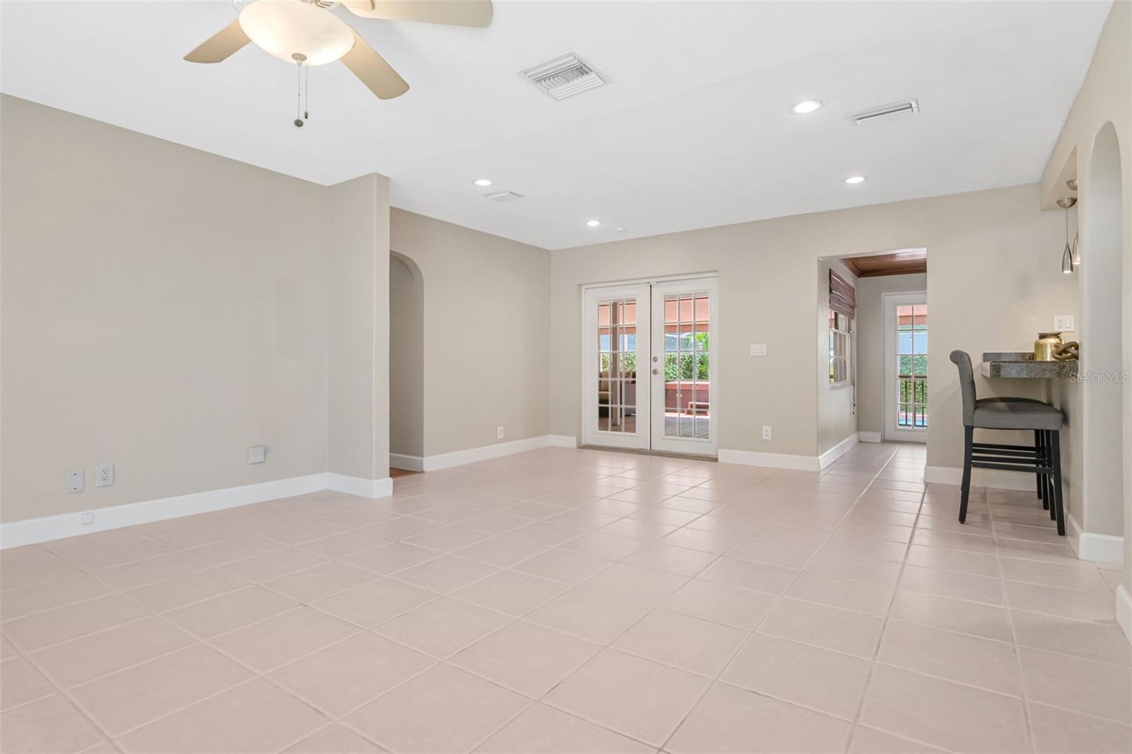 311 N GOMEZ AVE — photo 9