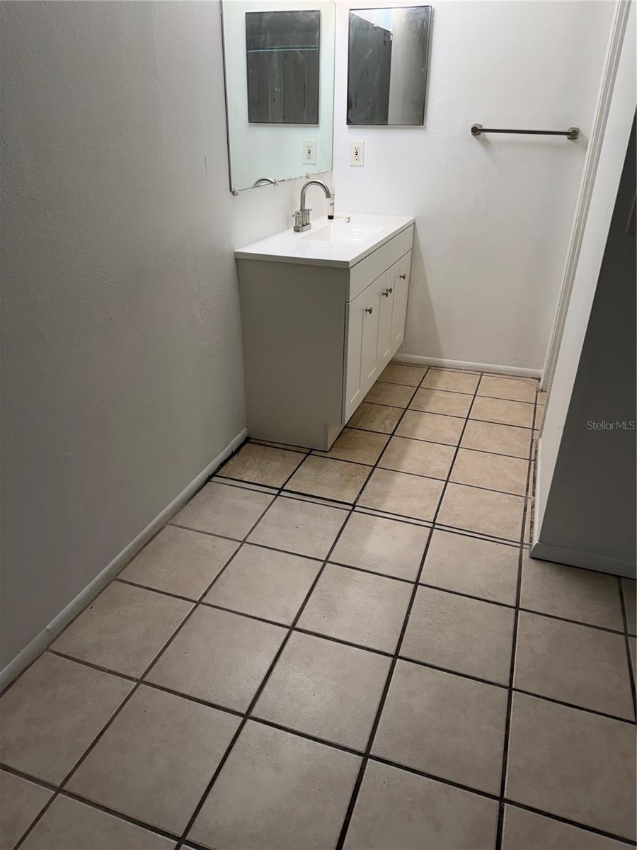 8237 RAVENCROFT DR — photo 5