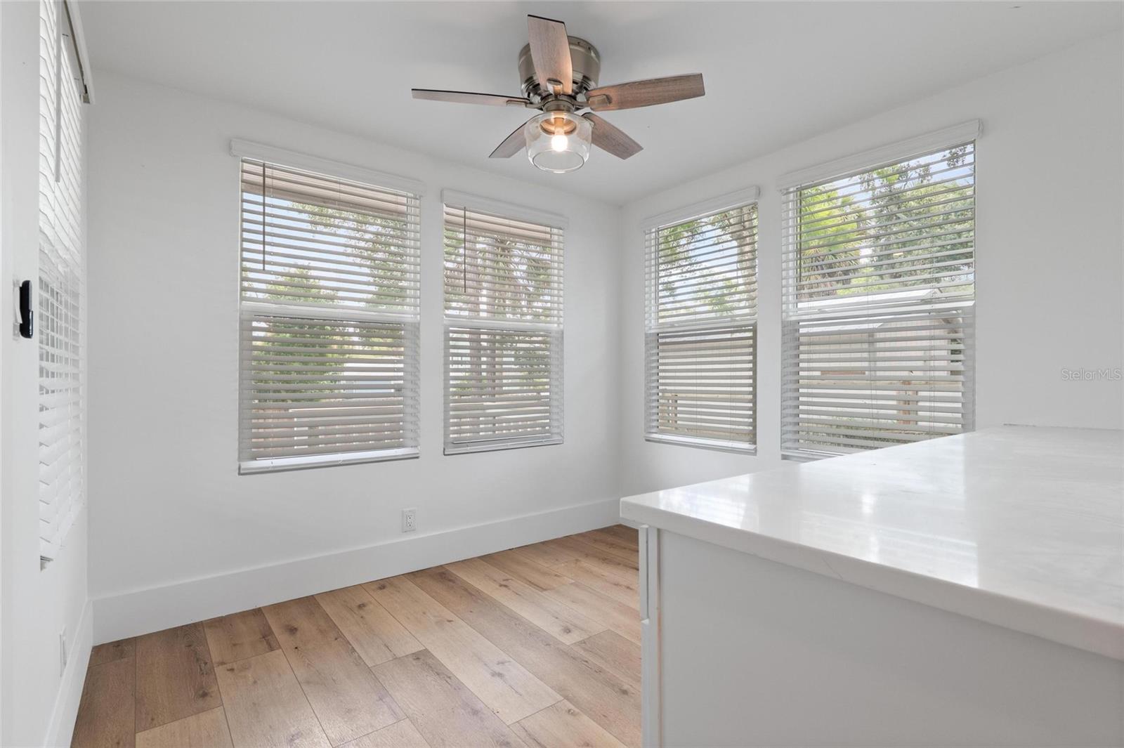 136 N RING AVE — photo 18