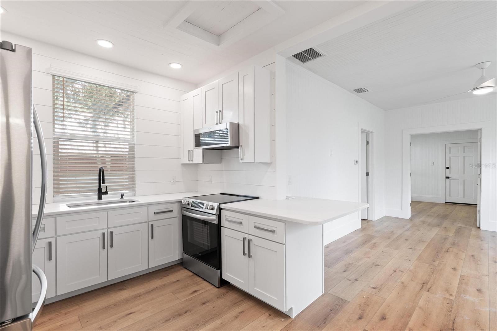 136 N RING AVE — photo 8