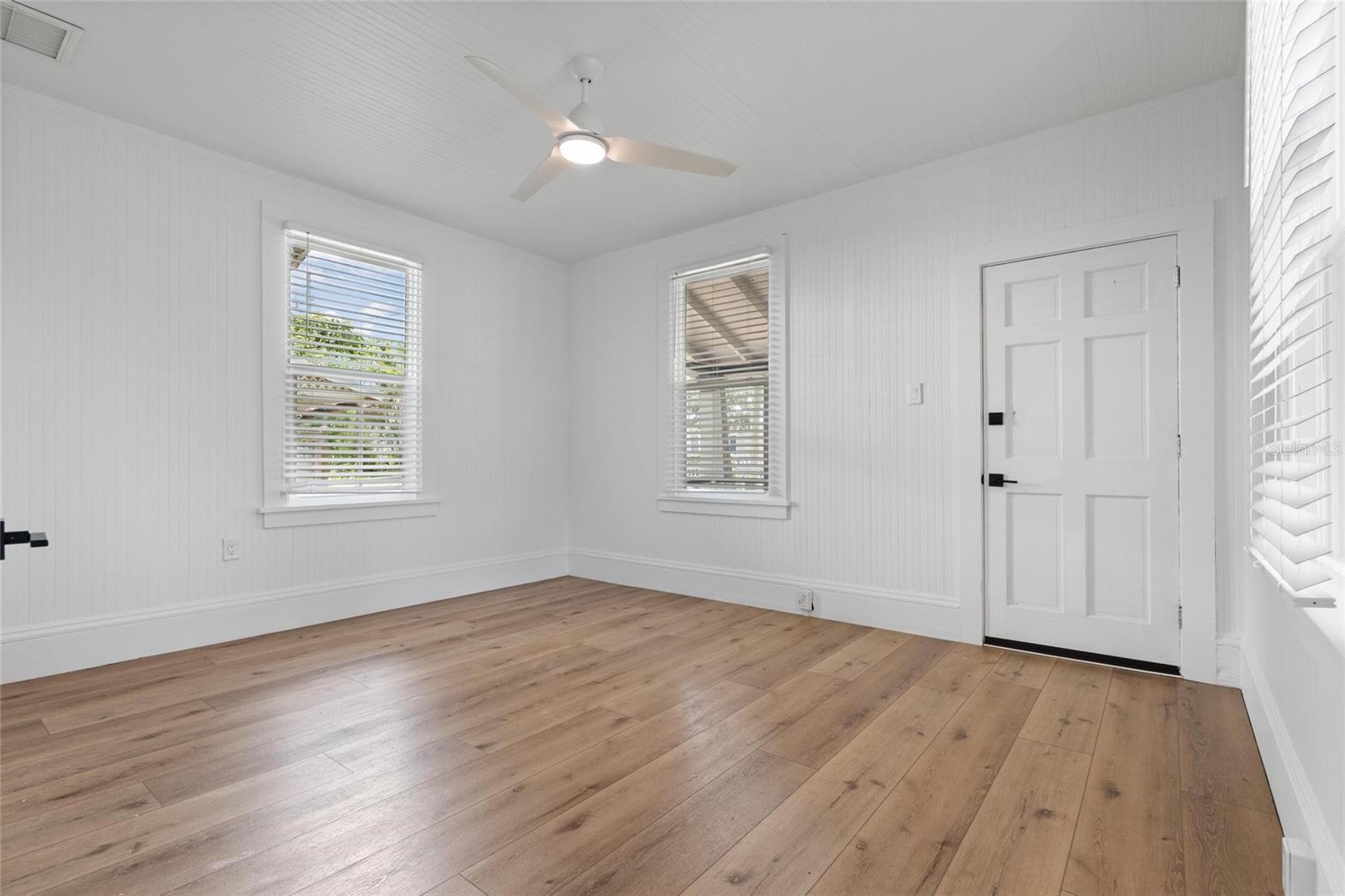 136 N RING AVE — photo 13