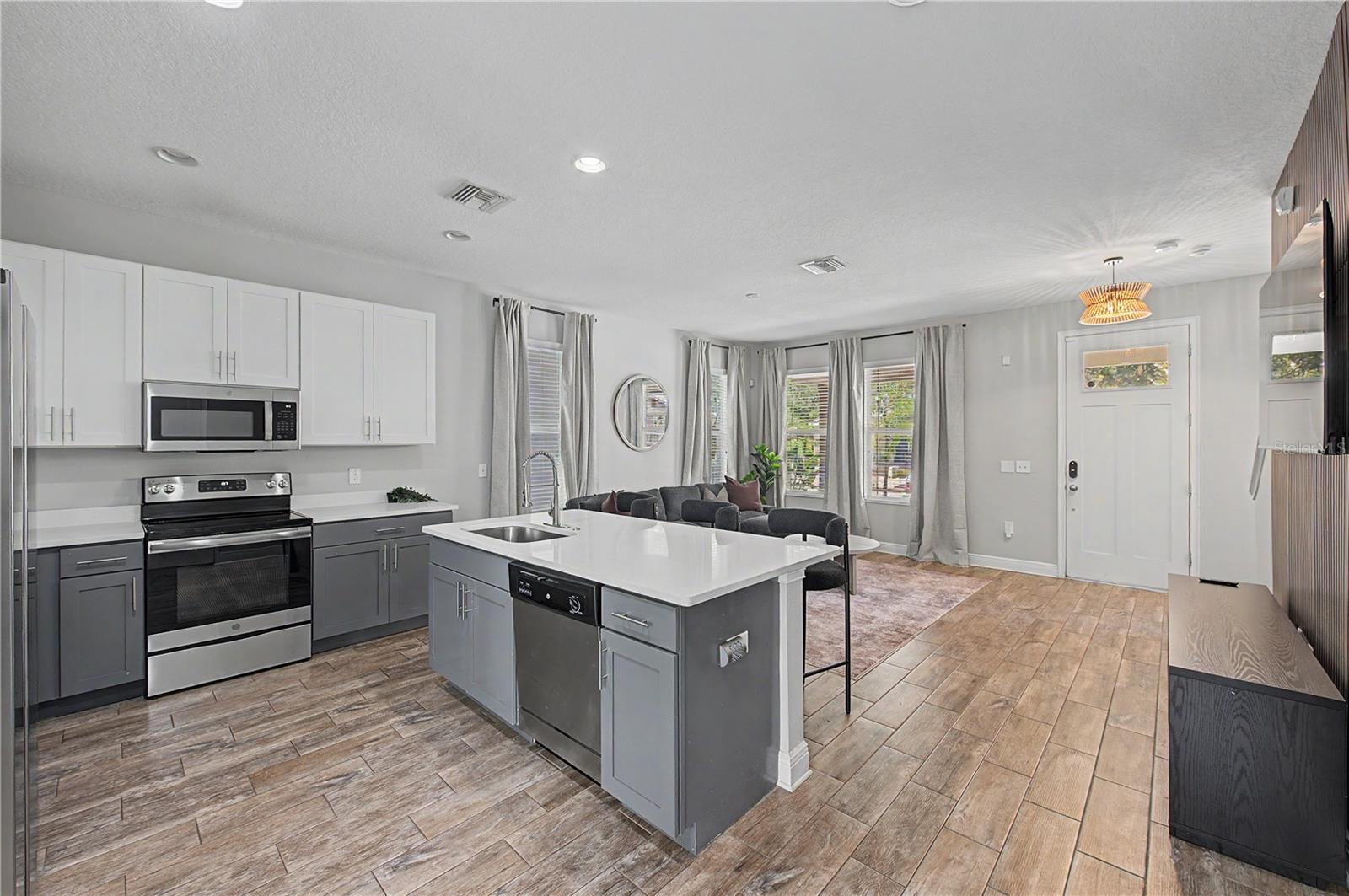 2126 W SPRUCE ST — photo 12