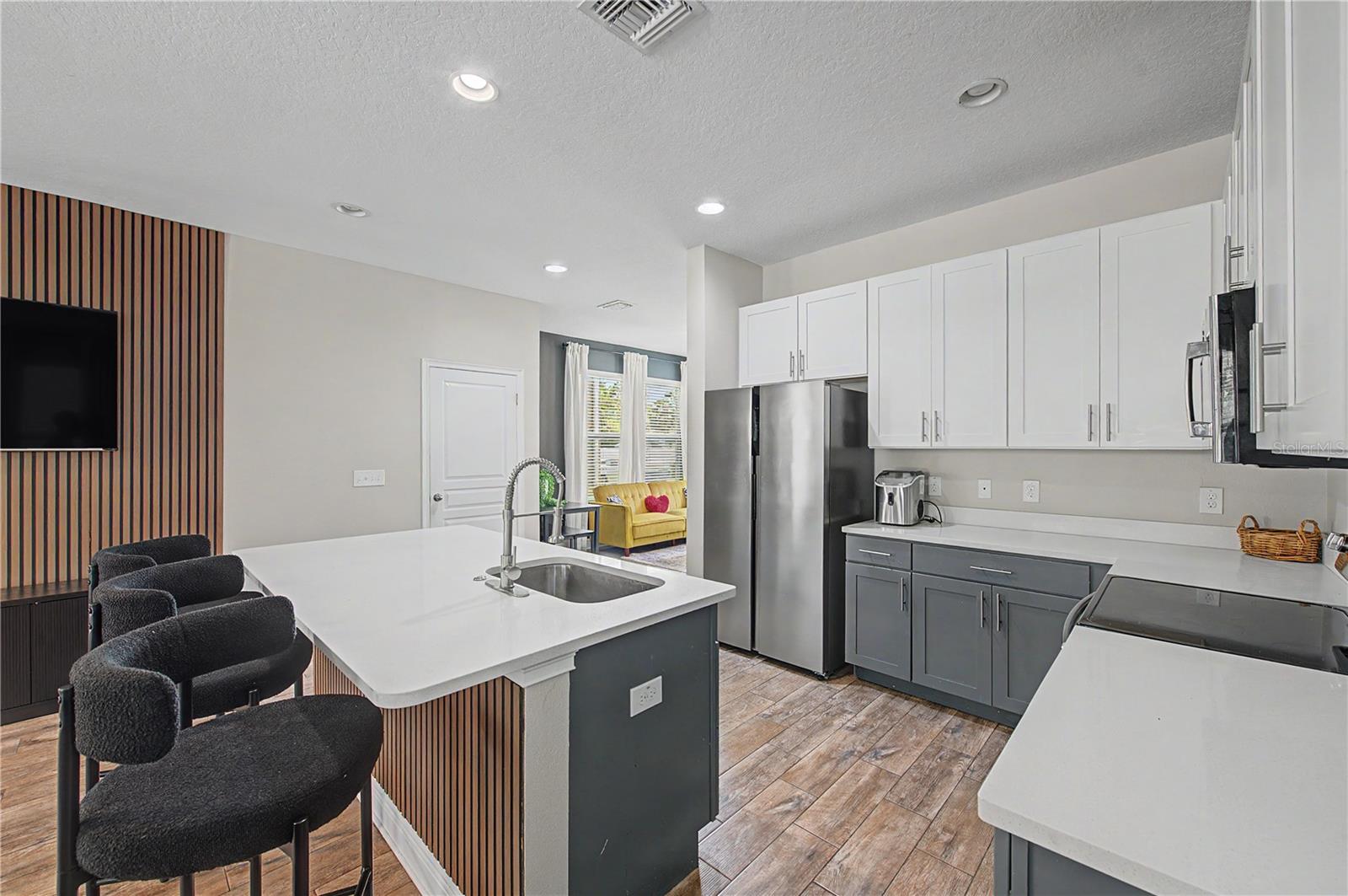 2126 W SPRUCE ST — photo 11