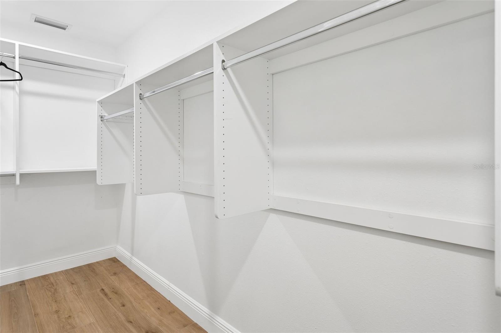 1046 SYLVIA LN — photo 17