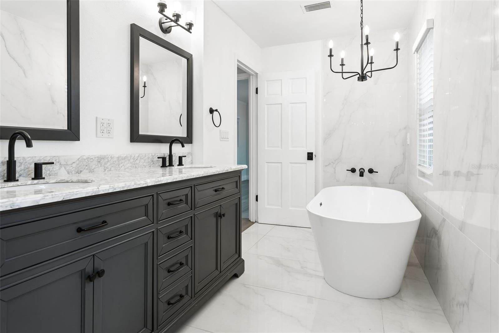 1046 SYLVIA LN — photo 19