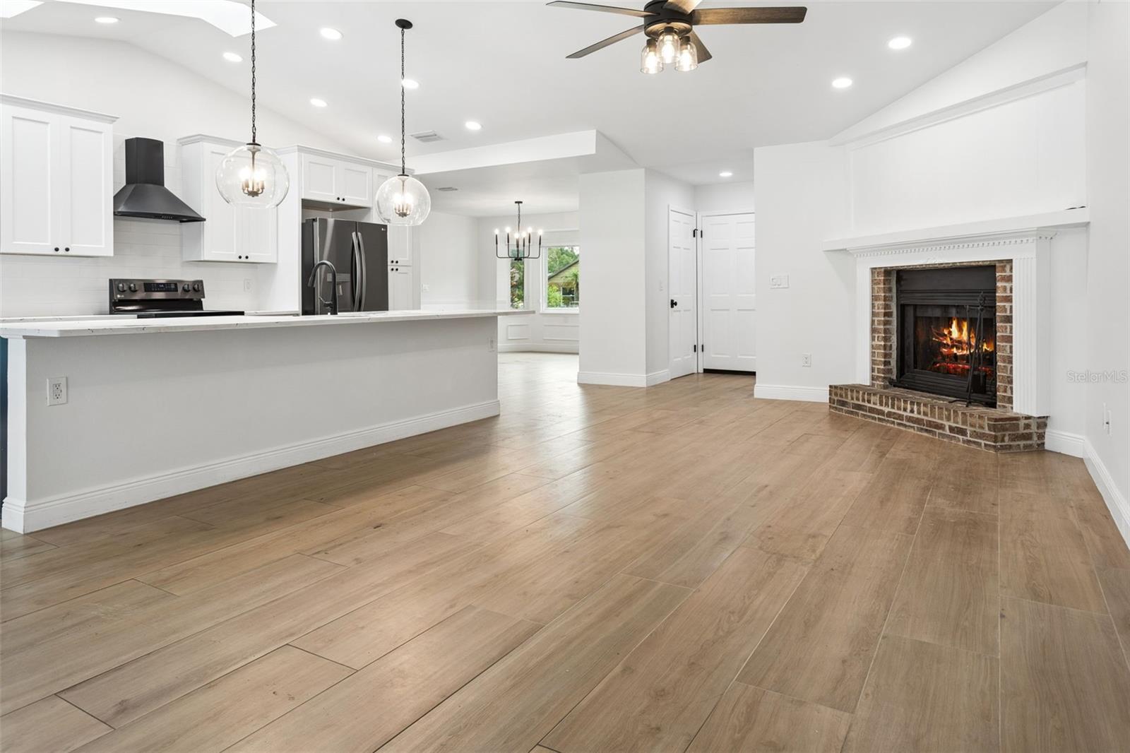 1046 SYLVIA LN — photo 6