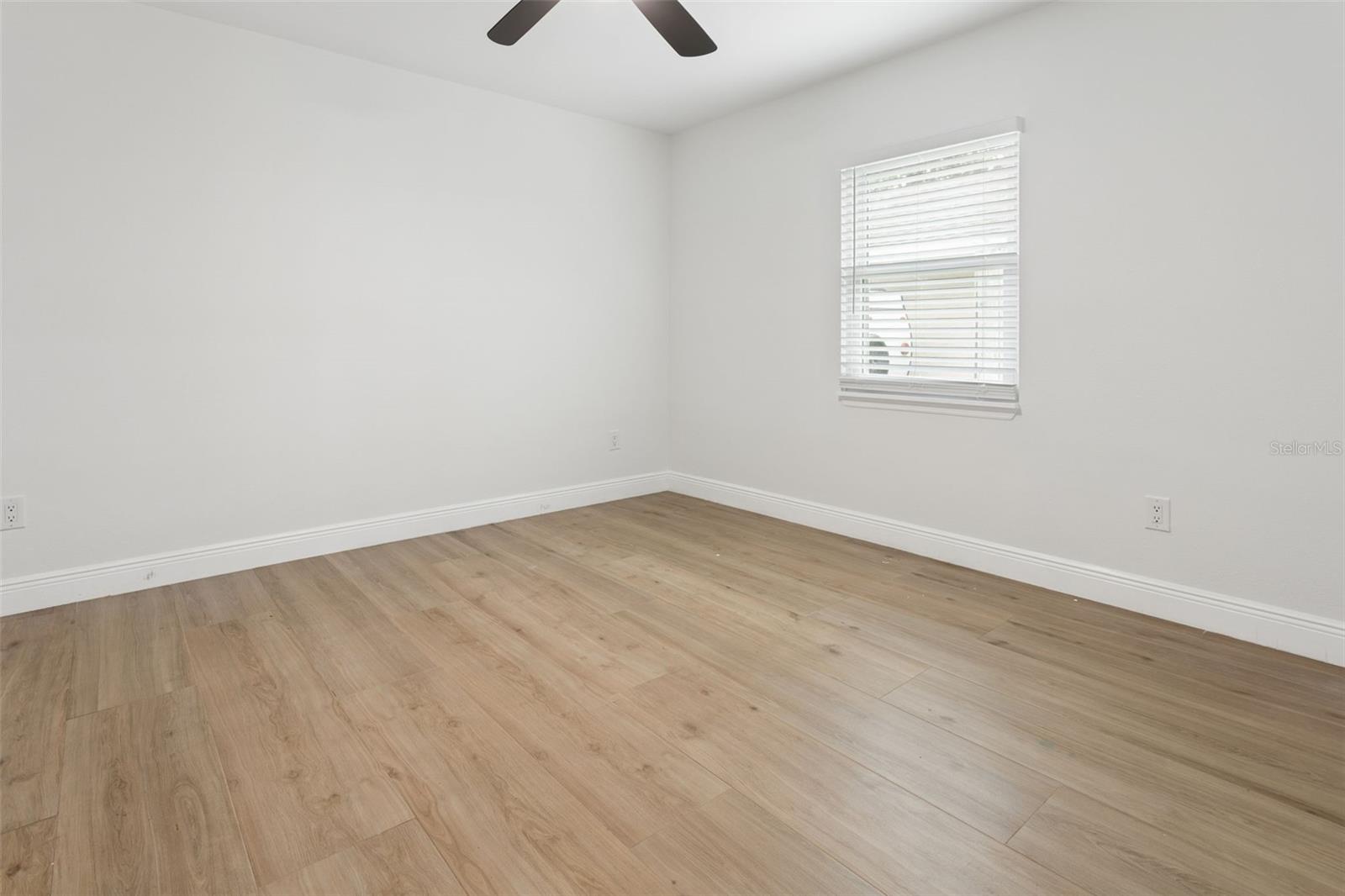 1046 SYLVIA LN — photo 10