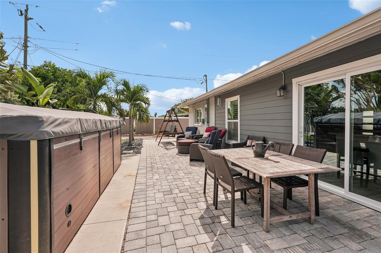 365 SHAMROCK BLVD — photo 23