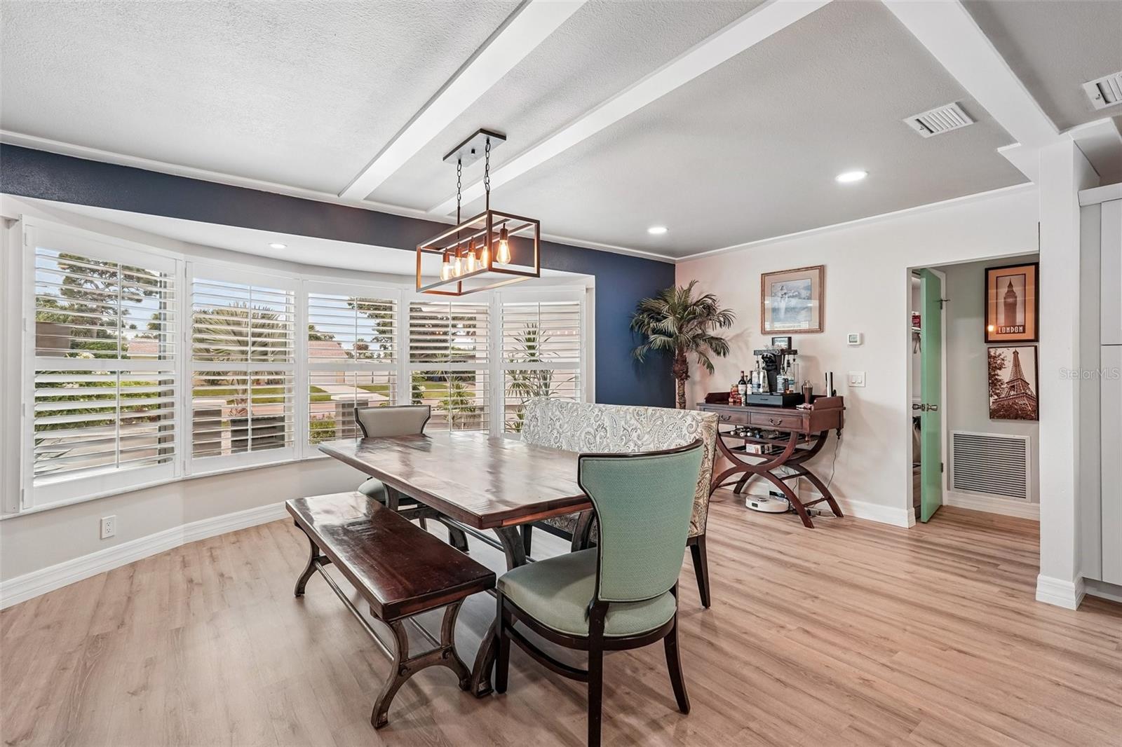 365 SHAMROCK BLVD — photo 4