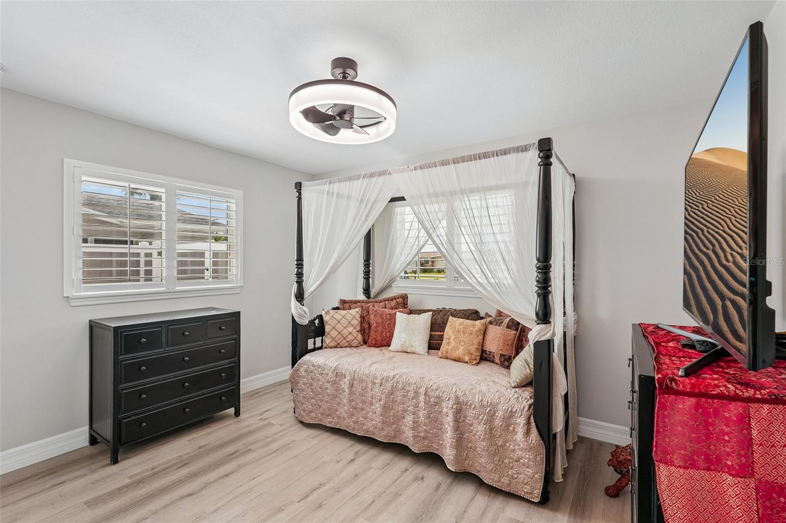 365 SHAMROCK BLVD — photo 19