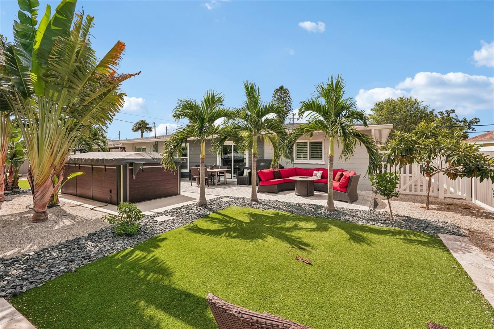 365 SHAMROCK BLVD — photo 2