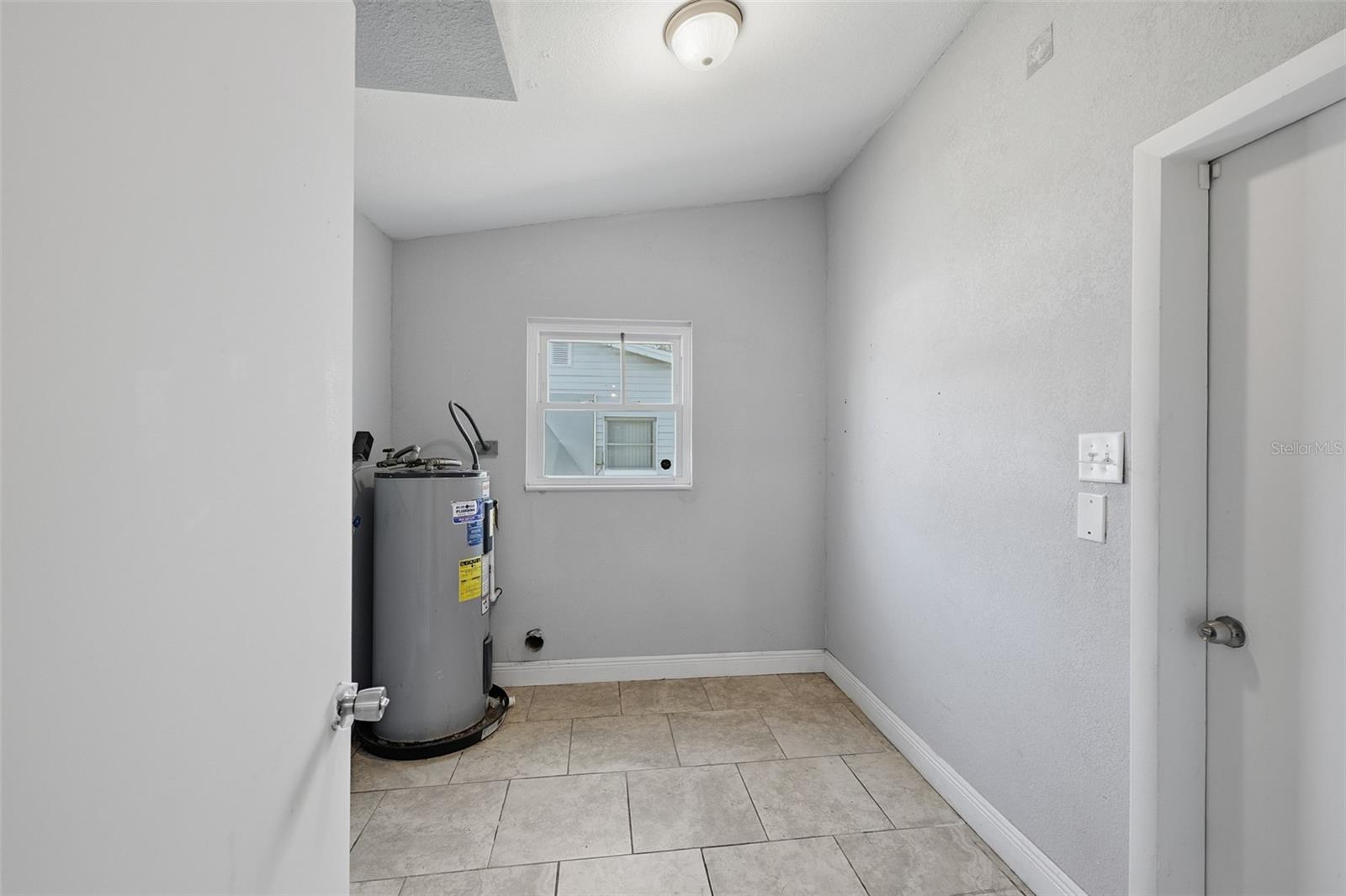 9810 N 54TH ST — photo 34