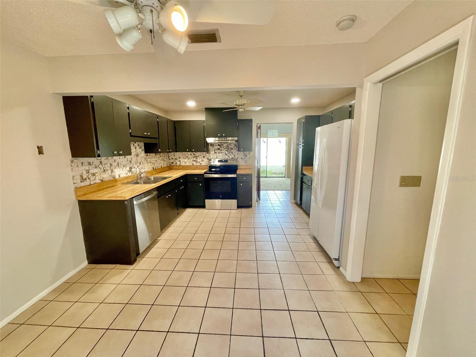137 DRIFTING SANDS DR — photo 22