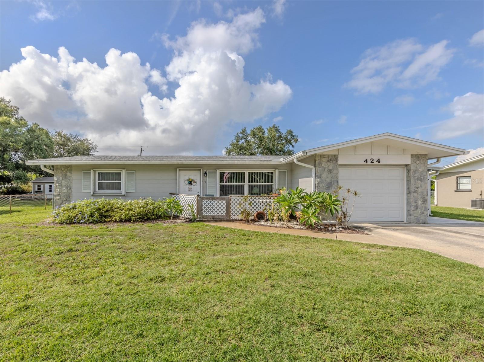 424 CENTER RD — photo 2