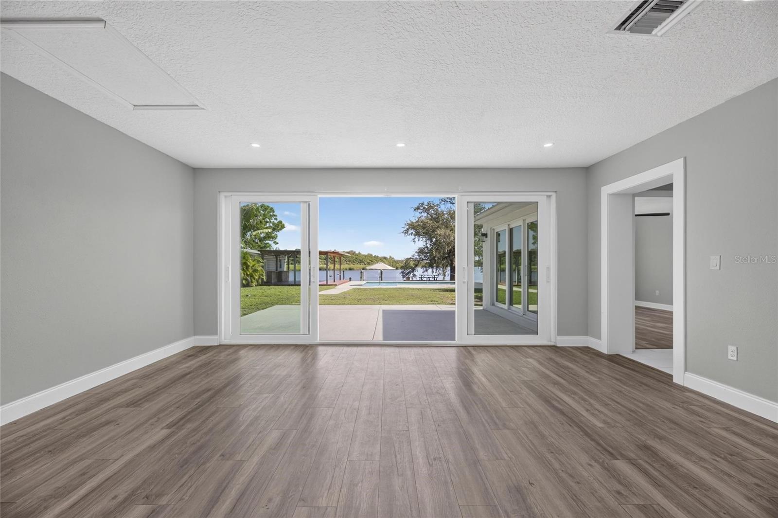 6712 MYRNA DR — photo 24