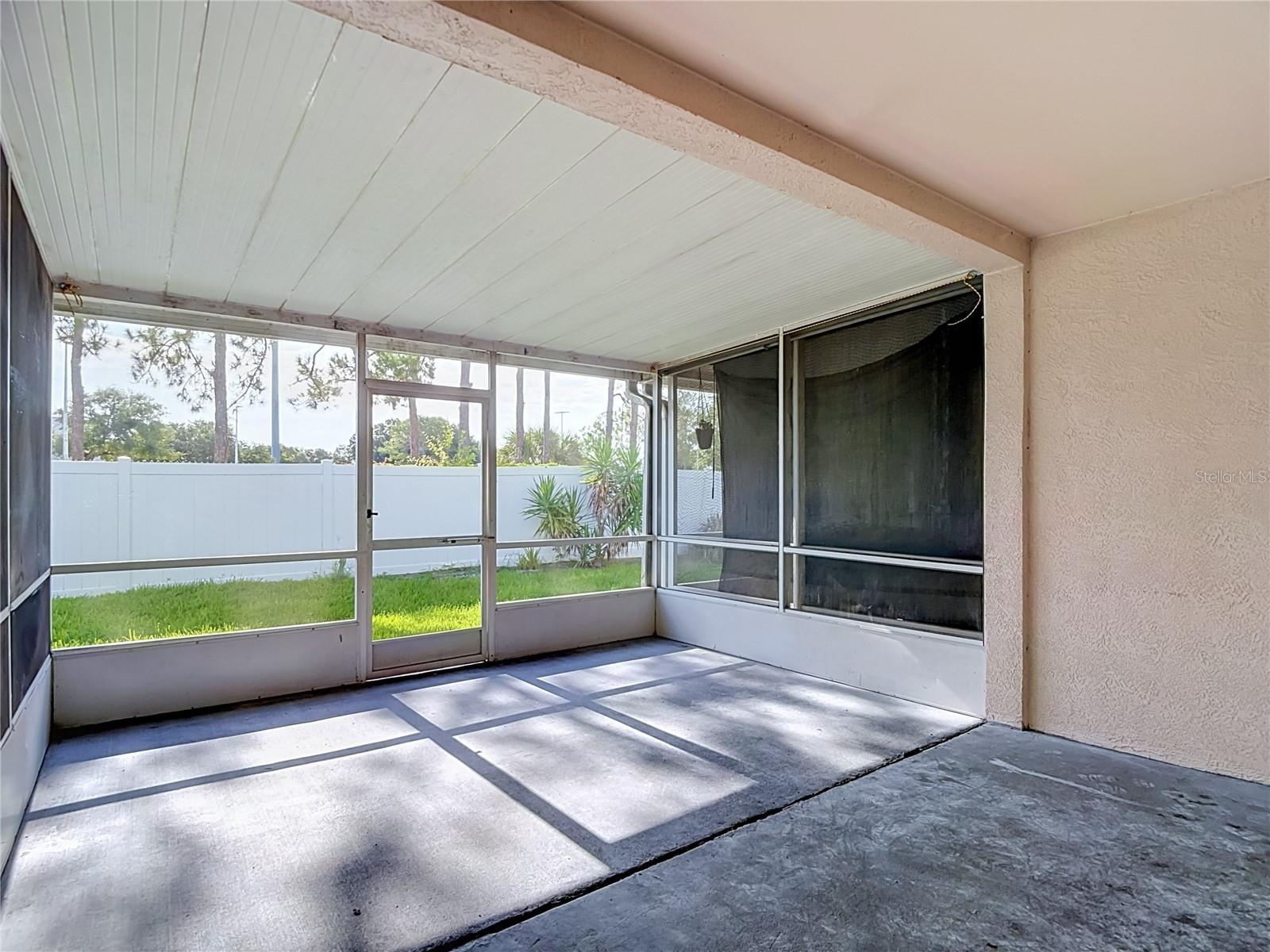 2245 FLUORSHIRE DR — photo 32