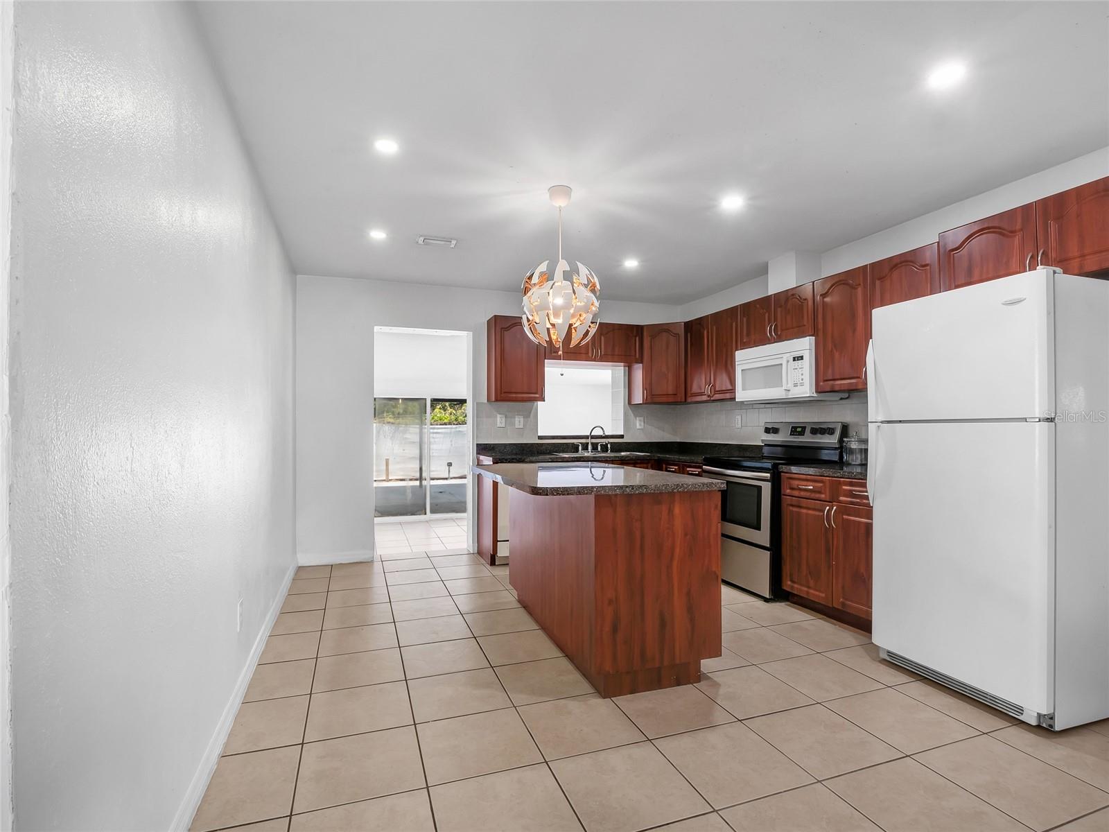 7413 N ARRAWANA AVE — photo 4