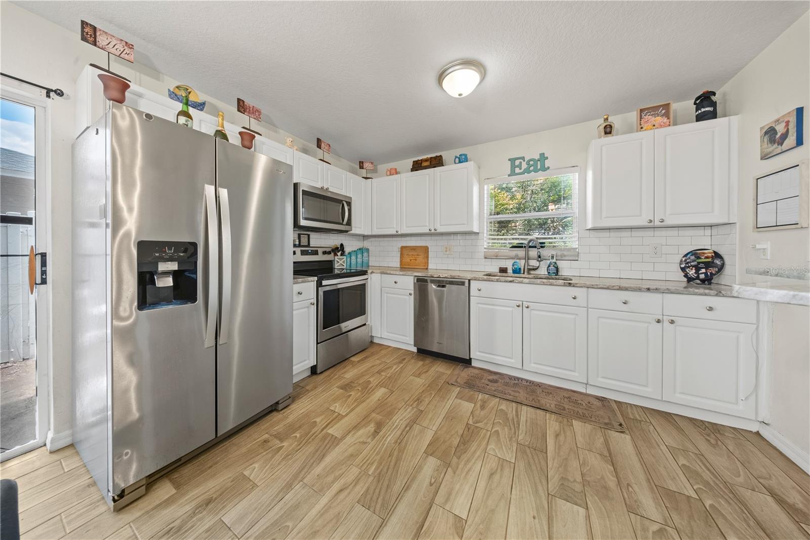 1806 E CURTIS ST — photo 7