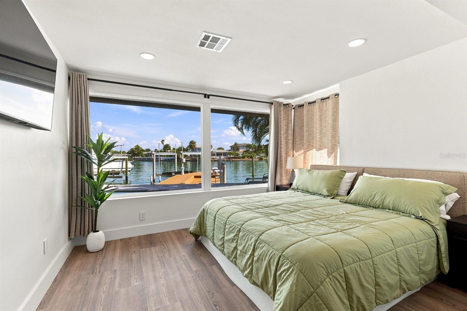 320 PALM IS NE — photo 28