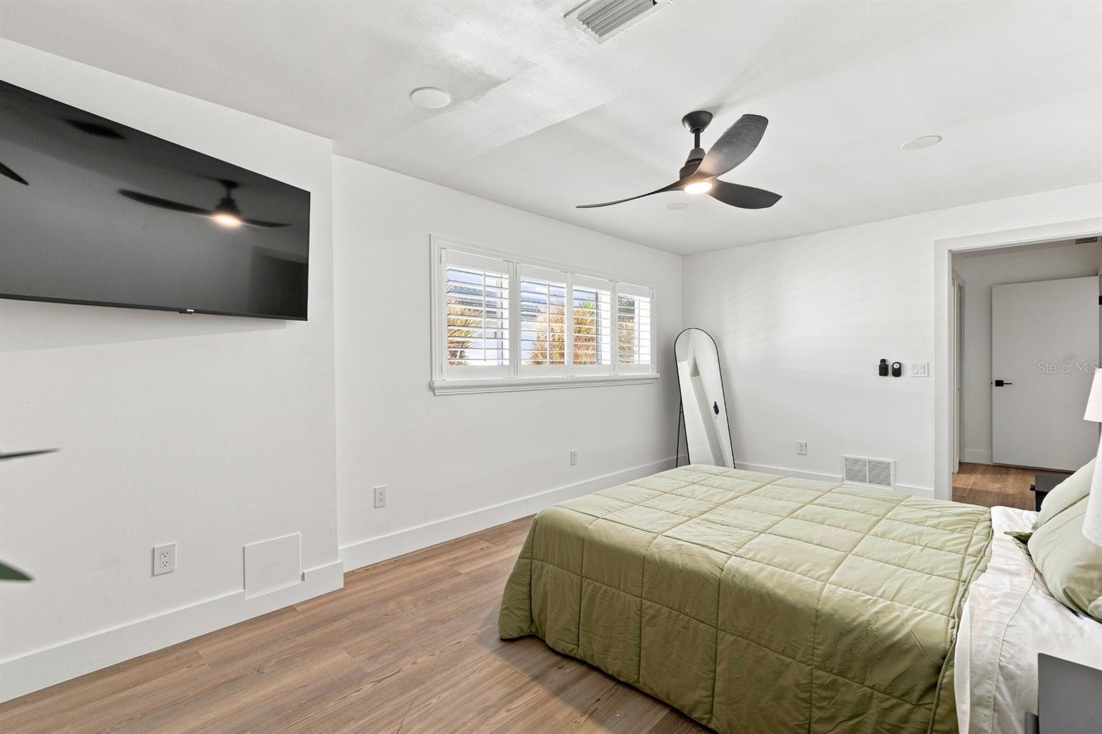 320 PALM IS NE — photo 40